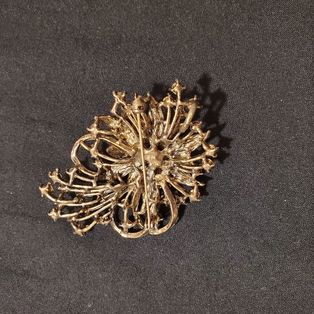 Elegant Gold and Brown Floral Brooch - Picture 4 of 4